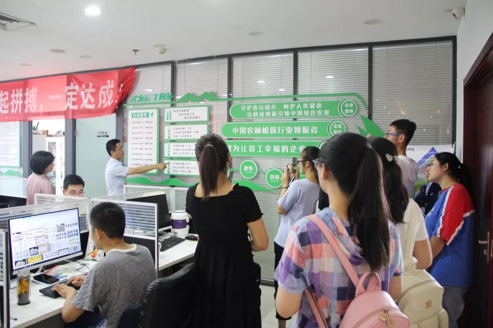 甘肅省平泉中學(xué)師生及興華助學(xué)基金會(huì)趙麗霞老師一行參觀云飛科技